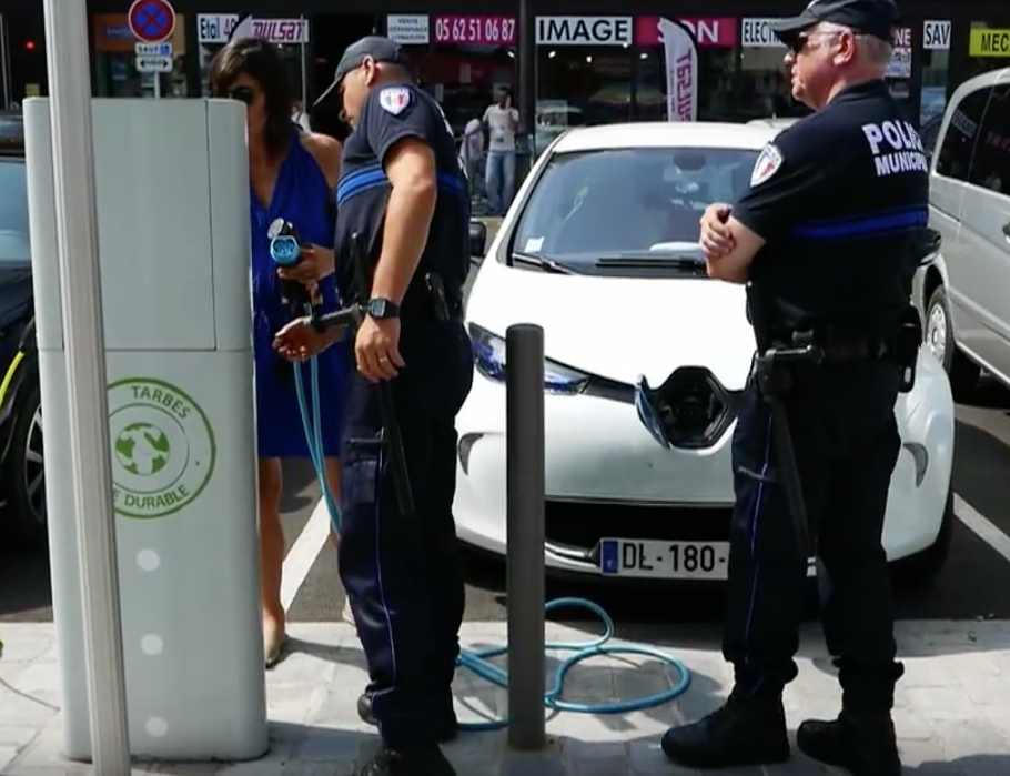 "Learn, study French online by watching reporting Le peuple électrique about A French electric car"
